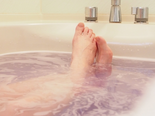 湯船に浸かる女性の足