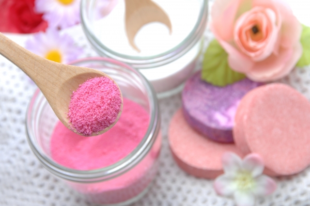 色々な種類のピンク系の入浴剤。粉末、タブレット、バスソルト