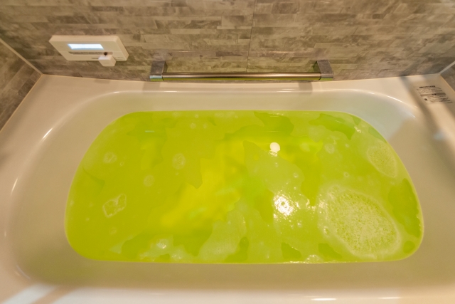 入浴剤が入ったお風呂。お湯の色は黄緑