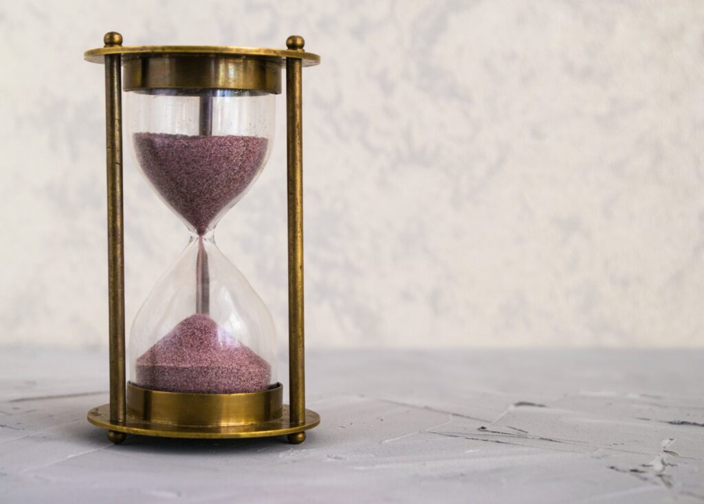 アンティーク風の砂時計。金属の枠組に砂の色は紫