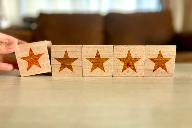 おすすめランキングを表す５つの星が描かれている木のブロック