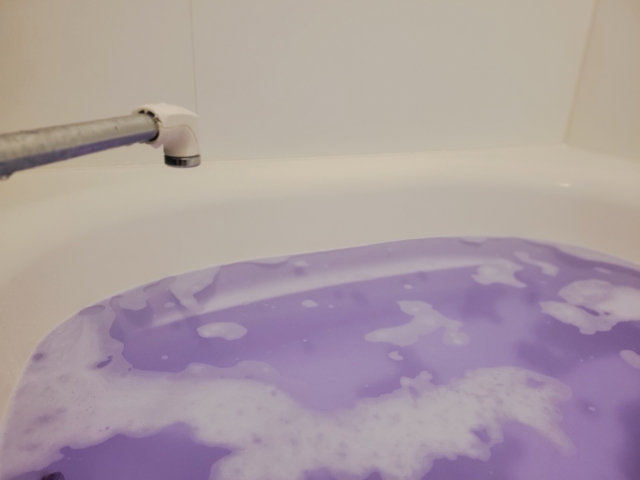 紫色の入浴剤を入れたバスタブ