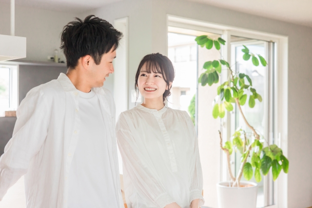 家で結婚生活を楽しむ若い夫婦