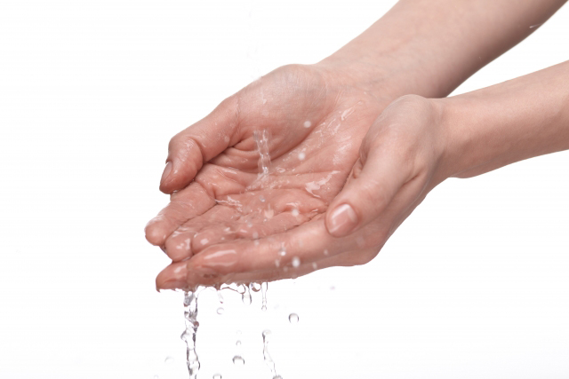 水で手を濡らす女性