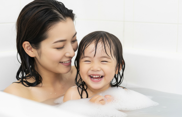 湯舟で泡遊びで楽しむ親子