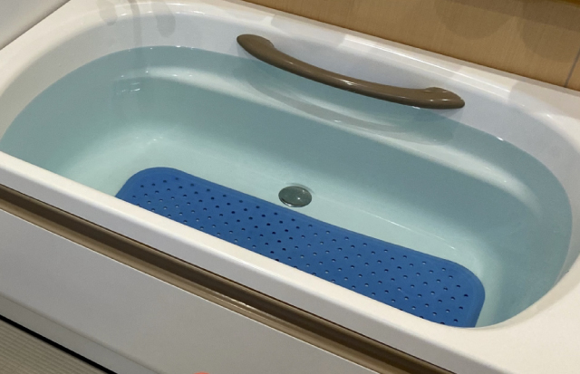 滑り止めマットがしいてある浴槽