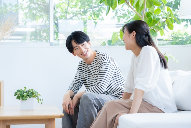 リビングでくつろぐ若いカップル