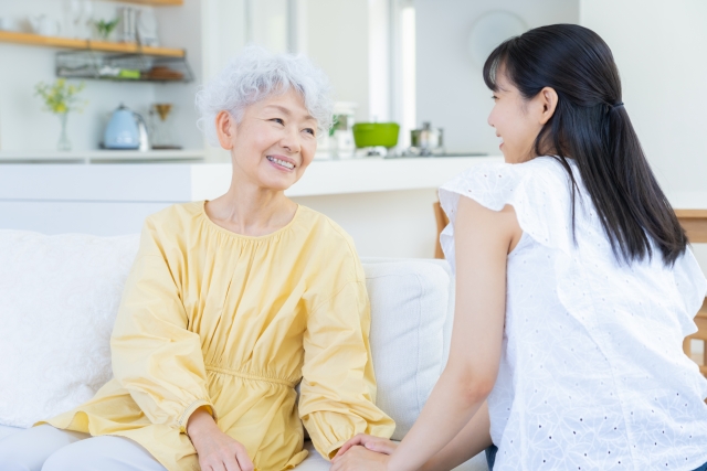 リビングでくつろぐ孫と祖母