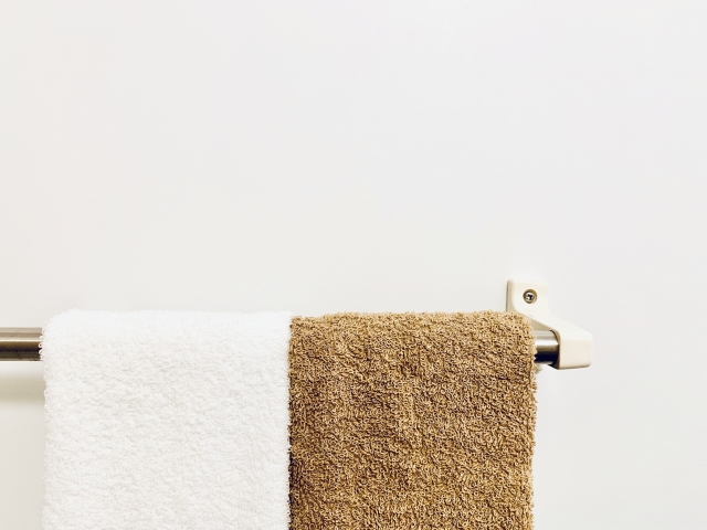 タオルハンガーにナチュラルカラーのタオル