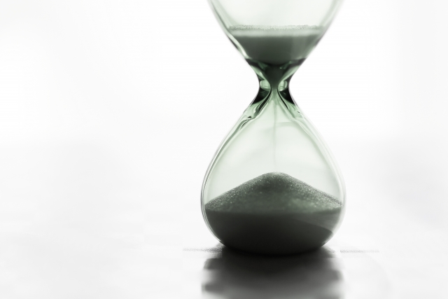 ゆっくりと砂が流れるガラス製の砂時計