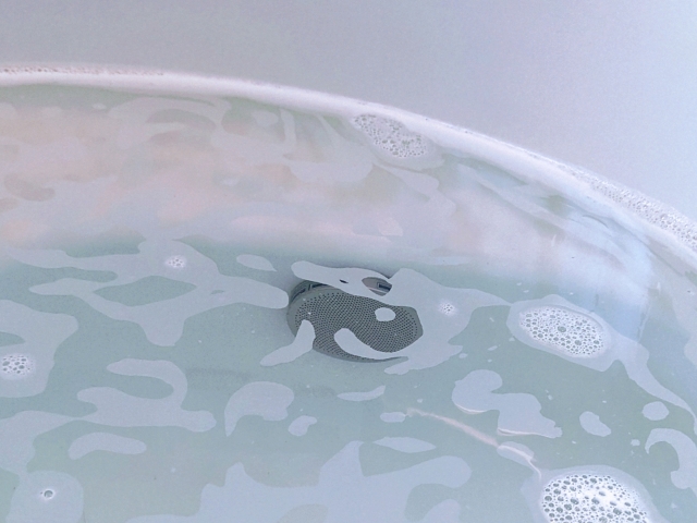 残り湯で浴槽を清掃して泡が立った状態