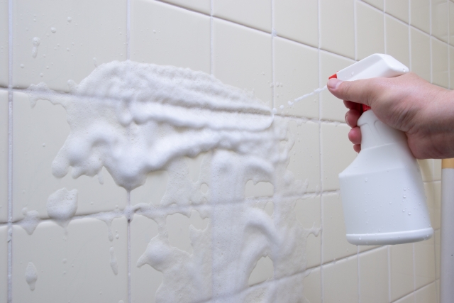 浴室のタイルにカビ取り剤を使う