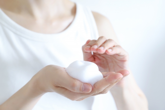 洗顔をしようと石鹸を泡立てる手元