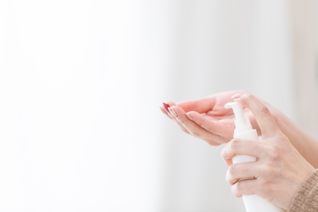 消毒するルームウェアの女性