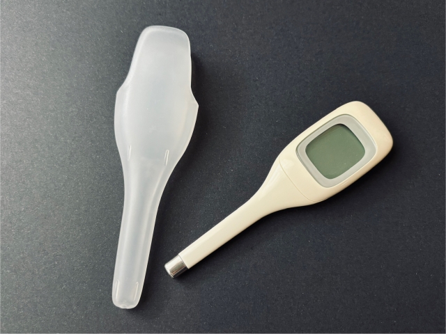 ケースから取り出された体温計