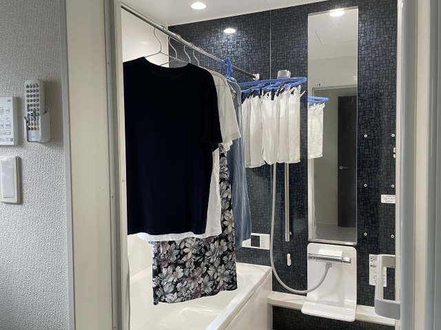 浴室乾燥で乾かしている洗濯物