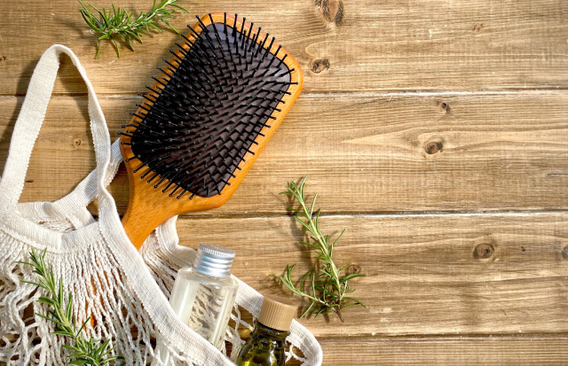 網目の白いバックに入ったヘアケアグッズ