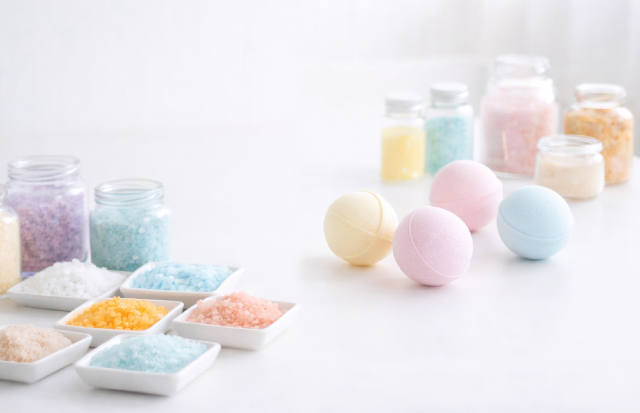 明るい部屋に並べられている、色々なバスボム、バスソルト