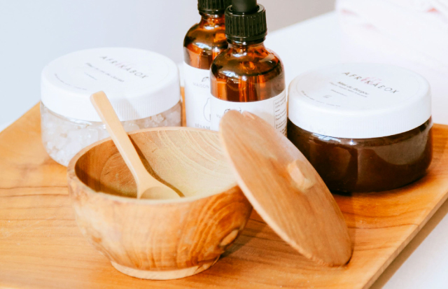 木のトレーにのせた色々な入浴剤