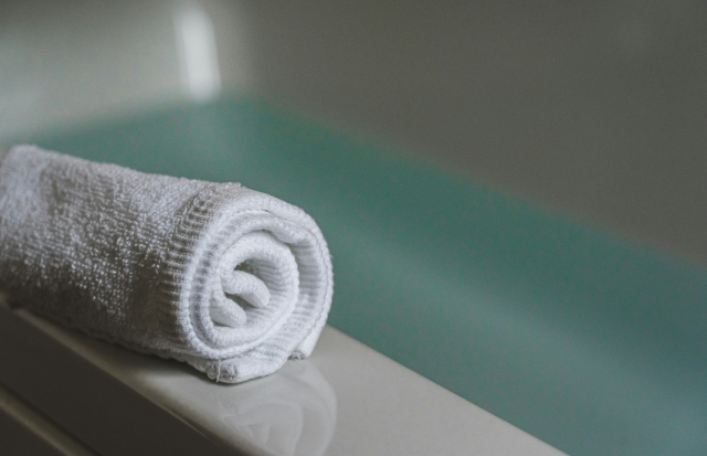 バスタブのふちに置かれた白いタオル
