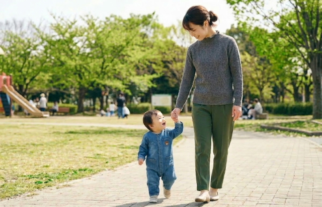 穏やかな早春の日に散歩をしている母と子