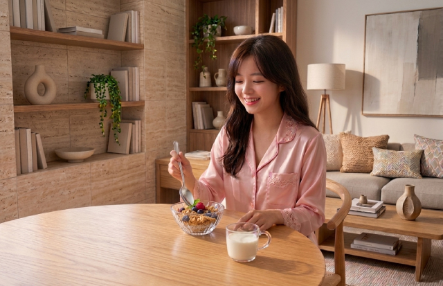 朝食にフルグラを食べようとしている若い女性