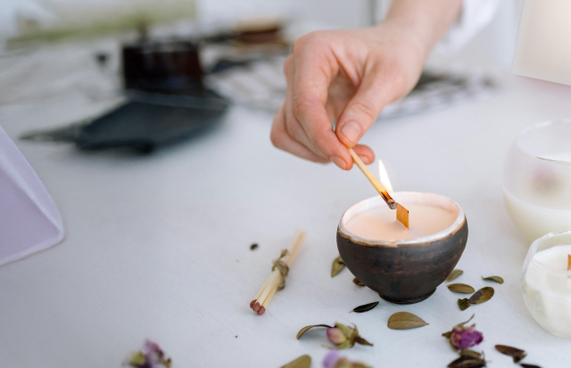 アロマに火をつけている女性の手のアップ