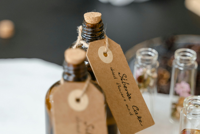 アロマと花びらが入ったガラス瓶