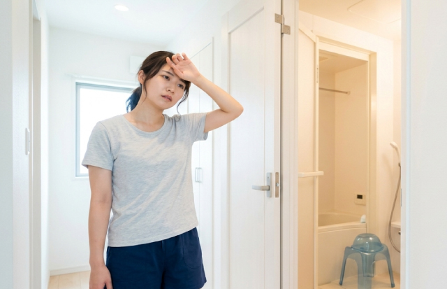 体調不良でだるそうな若い女性