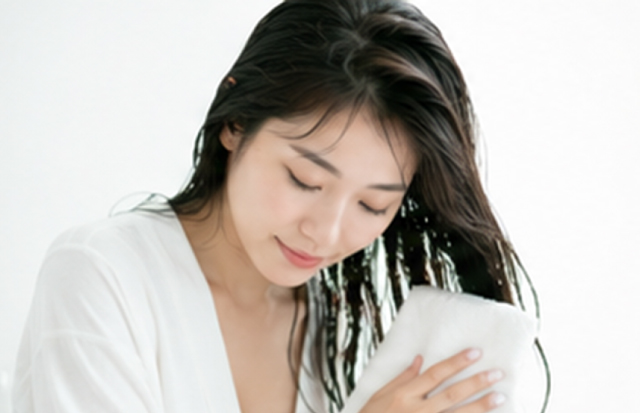 タオルドライしている若いアジア人女性