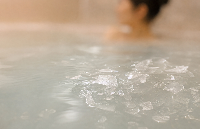 お湯に溶けていく入浴剤EPSOPIAのクローズアップ