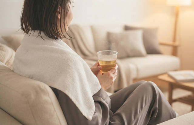 風呂上りに水分補給している女性