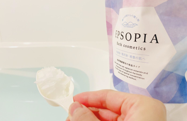 付属のスプーンですくったEPSOPIA（エプソピア）
